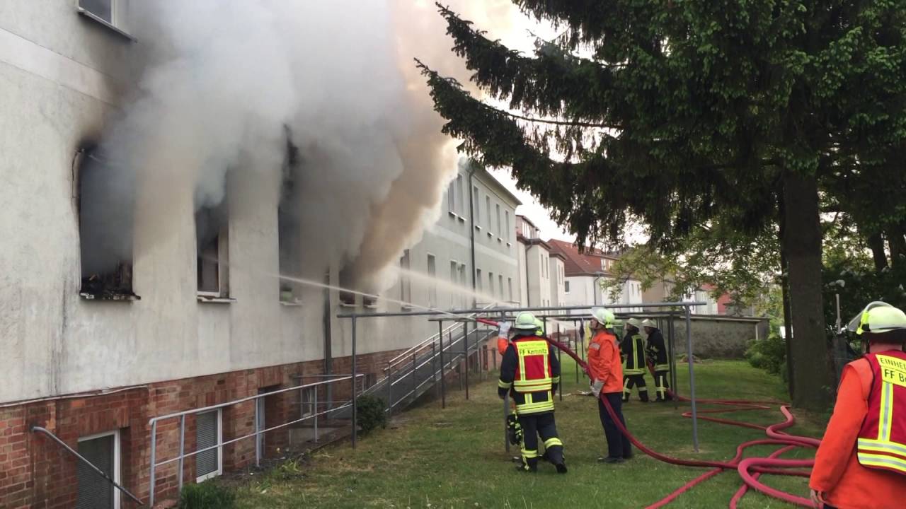 Wohnungsbrand Personen noch im Gebäude Pritzwalk Schillerstraße - 20.05.2016 - Feuerwehr Pritzwalk