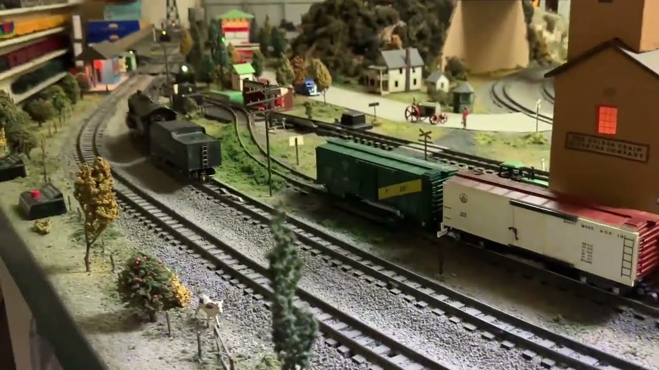 A beautiful vintage American Flyer train layout. Must see!🚂