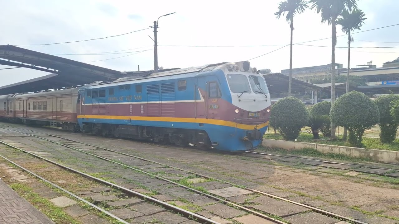 HNR 3: D19E-978 @ducd12e650inhaiphongrailway kéo tàu khách CLC HPĐ LP5 rời ga Hà Nội 