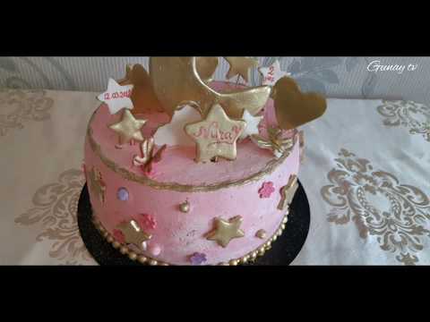 AD GÜNÜ TORTU. EVDE SADE VE ASAN TORT BEZEDILMESI. CAKE DECORATION . TORT BEZEYI