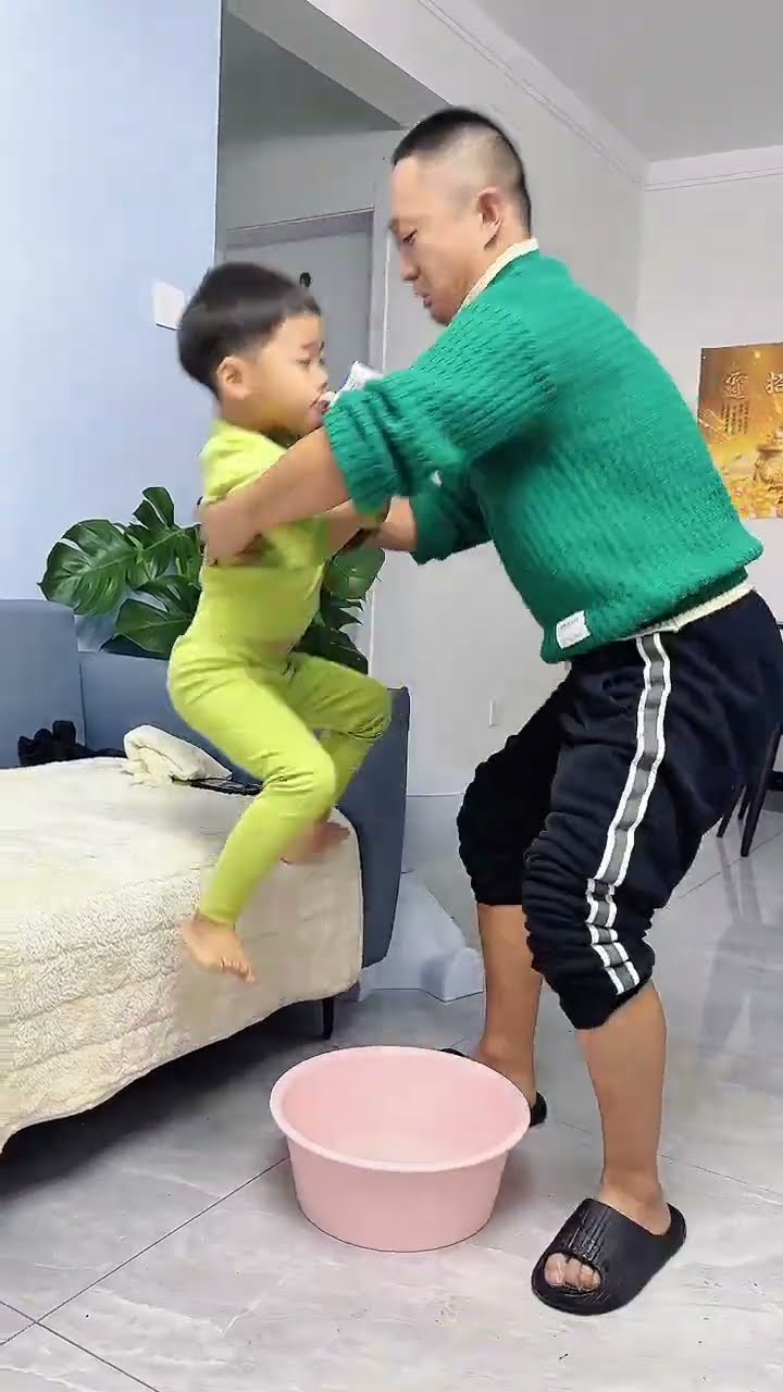 本来想让儿子给洗洗脚，结果没想到老婆回来了！#Cute baby#Cute#呆萌小米宝#聪明宝宝#萌娃