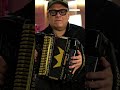 Capture de la vidéo El Cocha Molina Tocando Un Acordeón Alemán