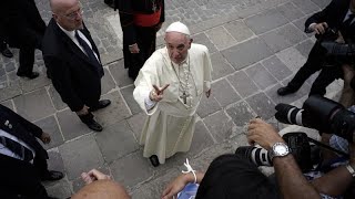 Megáldott a pápa egy római lemezboltot