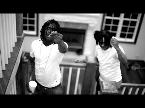 Chief Keef - She Says She Love Me (Lyrics)