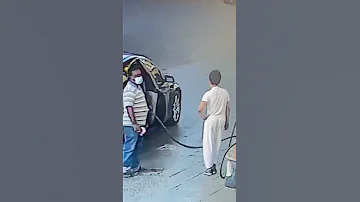 لحظة اختطاف عامل محطة بنزين 