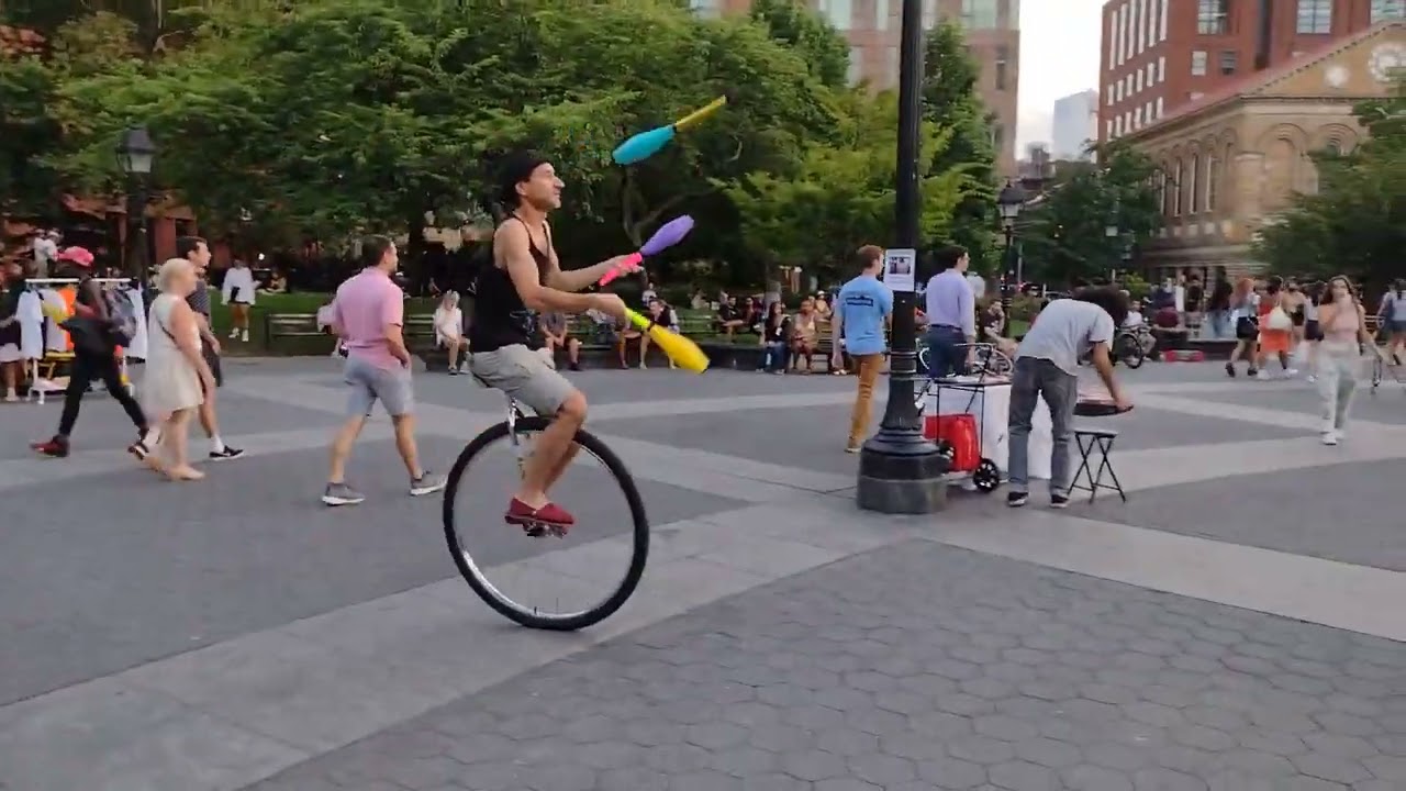Unicycling while Juggling He2 Clubs @ WSP 