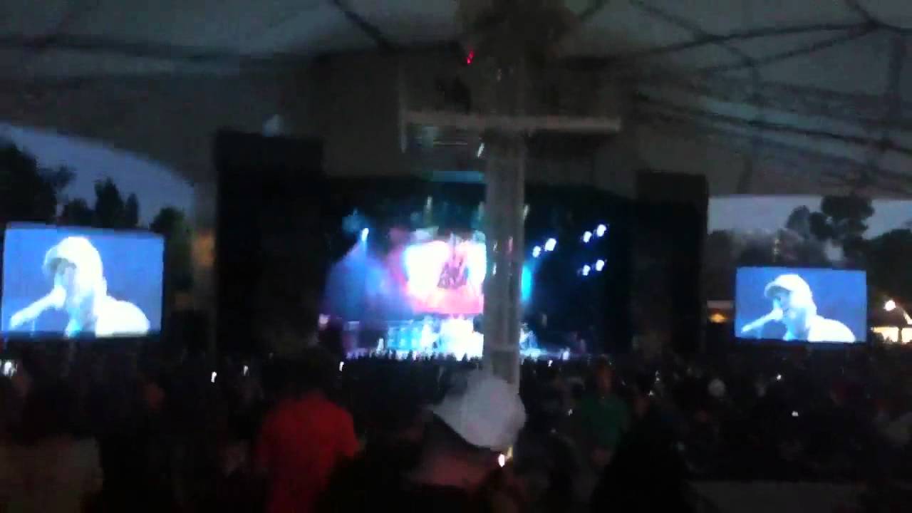 Staind outside live from Houston tx