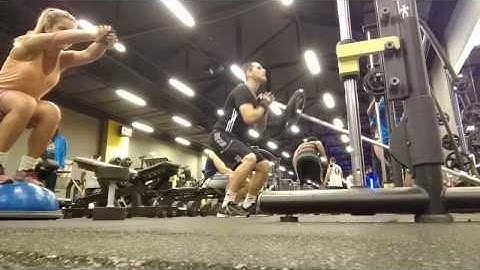 Agachamento com desenvolvimento no landmine