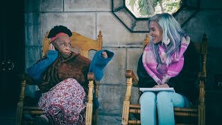 Josh Stone canta a dúo con Omara Portuondo en un portal habanero