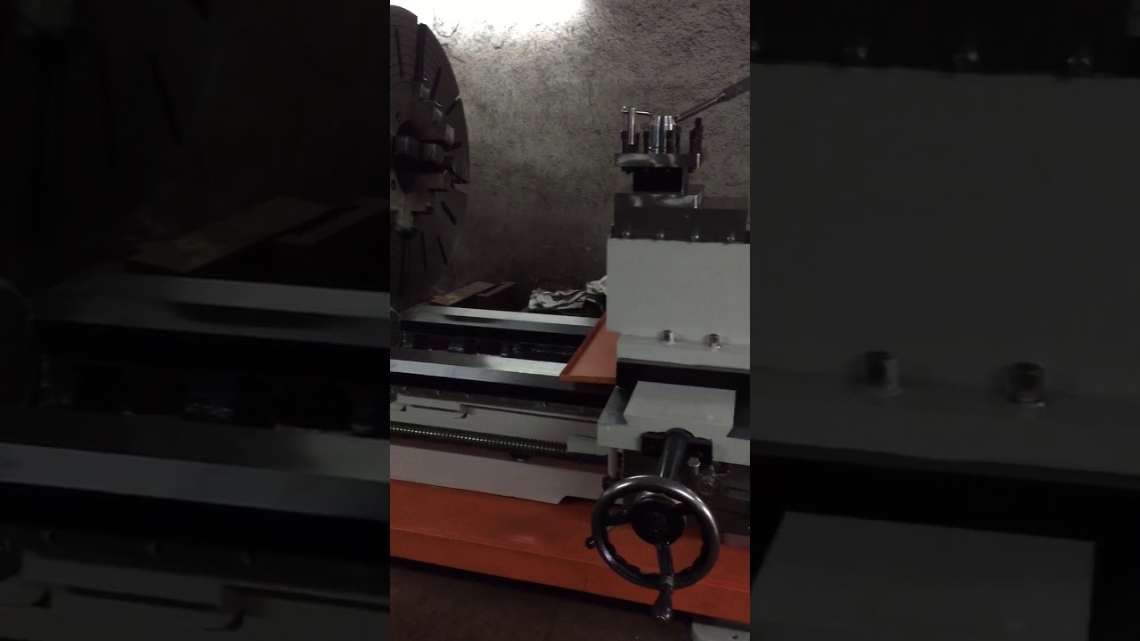 Heavy duty lathe machine