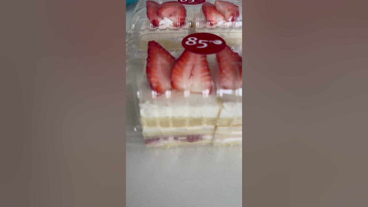 strawberry-shortcake-i-85-degrees-awesome-bakery-baked-bread