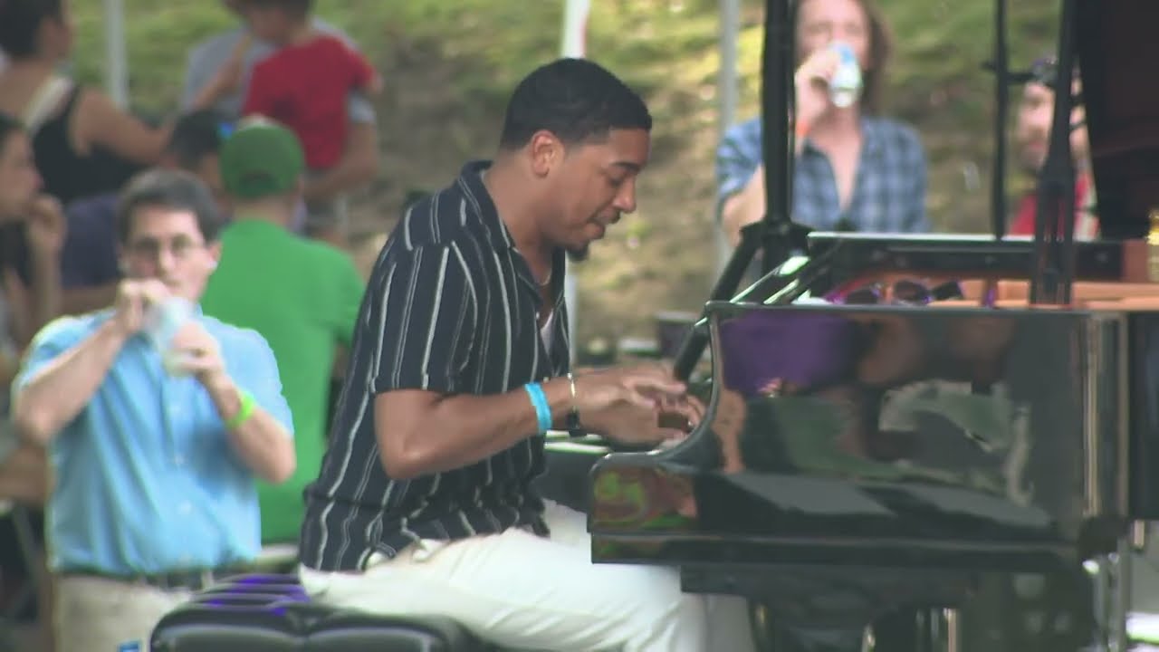 Παρακολούθηση Christian Sands solo on MMC at 2025 Charles River Jazz Festival στο YouTube Παρακολούθηση Christian Sands solo on MMC at 2025 Charles River Jazz Festival στο YouTube