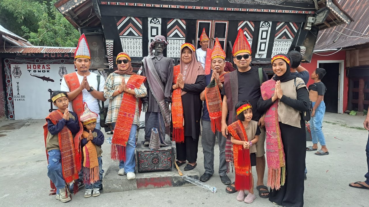 LIBURAN KE SAMOSIR !! MENARI TOR TOR DENGAN PATUNG SI GALE GALE