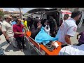 وصول جثمان شهيد ومصابين إلى المستشفى بعد قصف مسيّرة إسرائيلية منزلاً في دير البلح وسط قطاع غزة