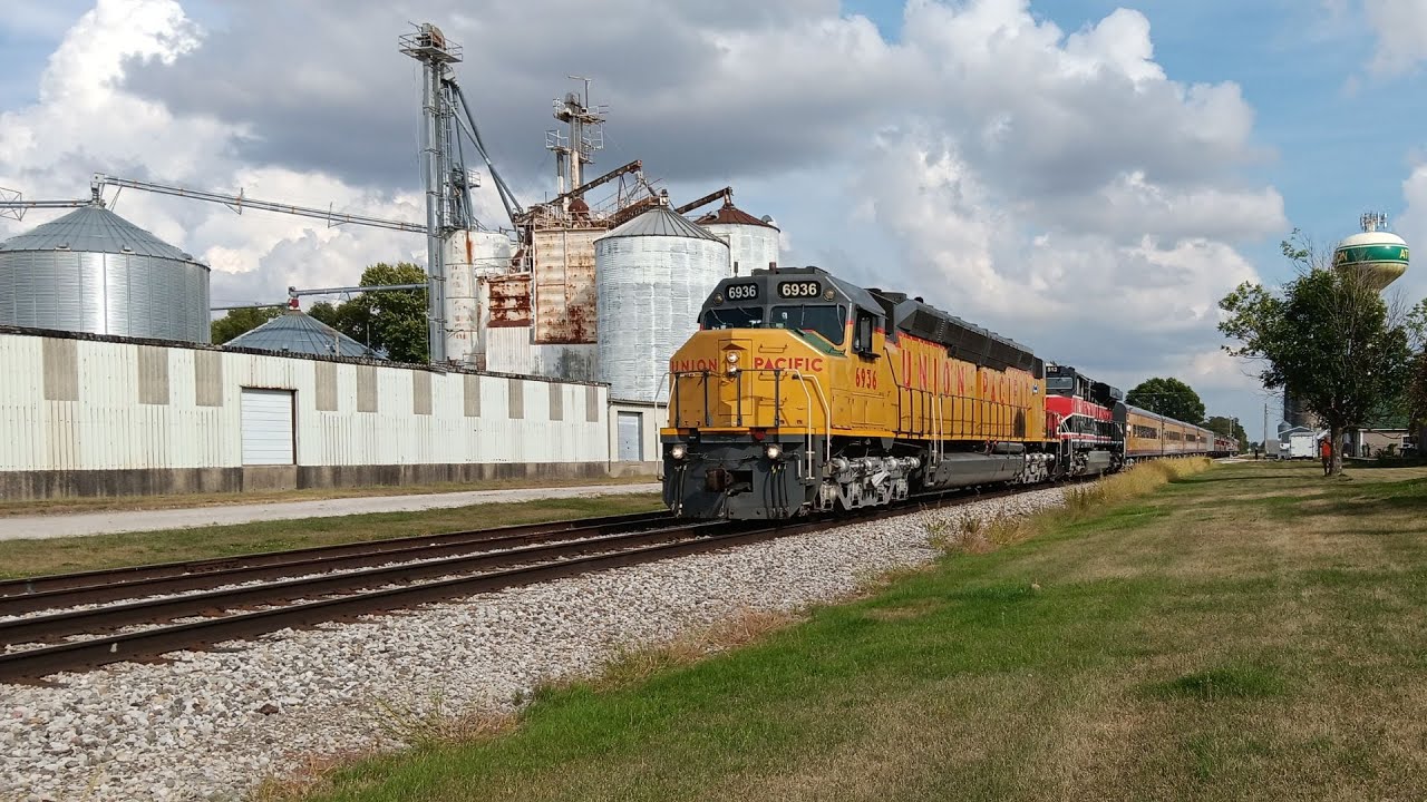 UP 6936(DDA40X) and IAIS 513(Rock Island HU) leading the City of Bureau Jct. Pass through Atkinson