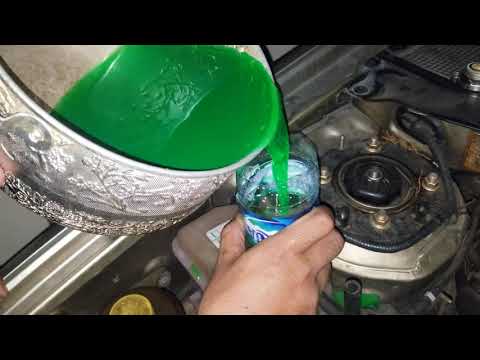 Video: Di mana tutup radiator pada Ford Escape 2004?