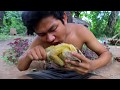 Primitive technology : Roast Chicken With Durian Fruit In Side factory food