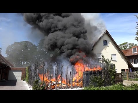 [FLAMMENINFERNO - SCHWARZE RAUCHWOLKE] Gartenhüttenbrand greift auf Wohnhaus über - Ibbenbüren