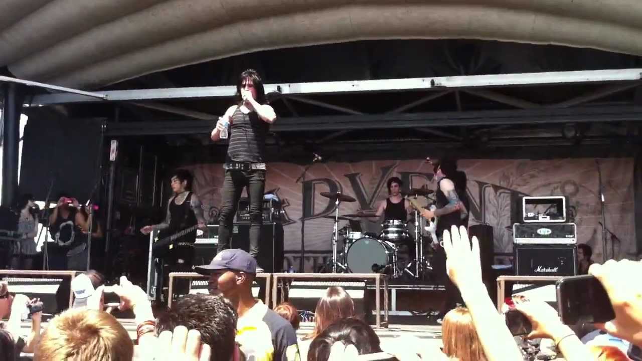 Falling in Reverse Live @ Warped tour Carson CA - Sink or Swim 8-10-2011