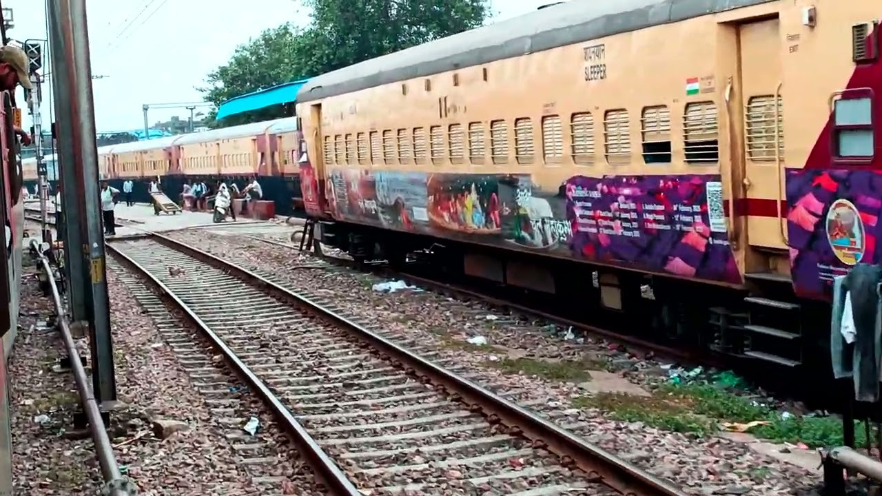 Delhi 12225 arrival #train #travel #station #railway #indianrailways #viralvideos #traintrip #viral 