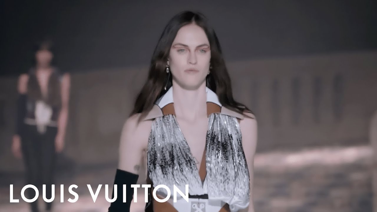 Louis Vuitton Women's Fall-Winter 2018 Fashion Show | LOUIS VUITTON