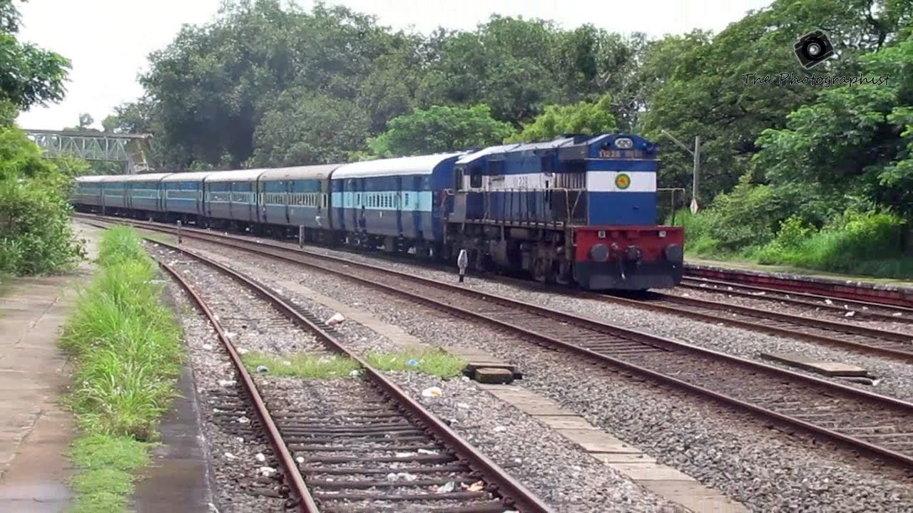 Chennai Mangalore Mail Curves Through Ullal !!