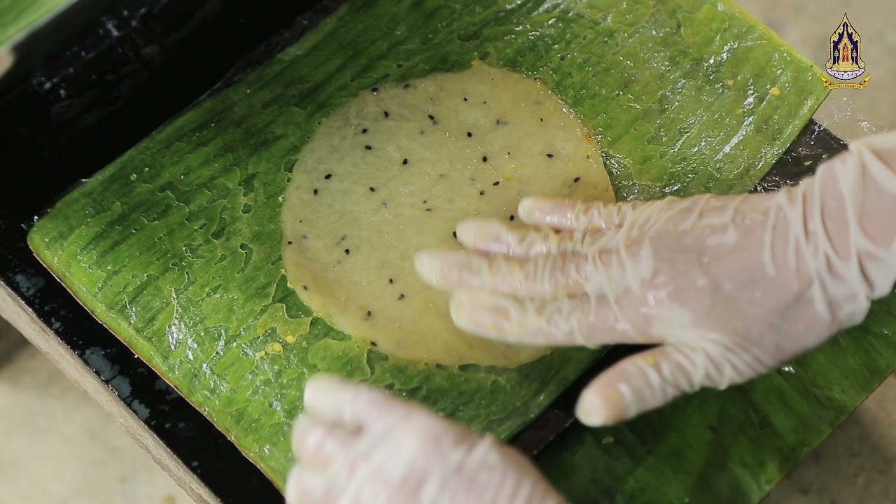 การสาธิตภูมิปัญญาทางวัฒนธรรม ข้าวเกรียบว่าวโบราณ ชุมชนคุณธรรมบ้านสมอทอง หมู่ 2 ต.ทองหลาง อ.ห้วยคต