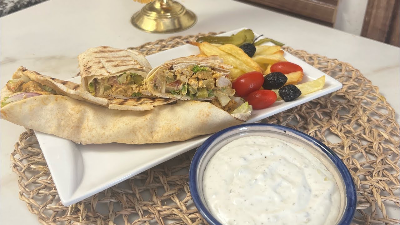 الشاف كتعجبو الشوارما و لكن ماكتعجبوش ديال الزنقة لأن البنة التعليكة وصلصة التومية هيا هادي لي لذيذة