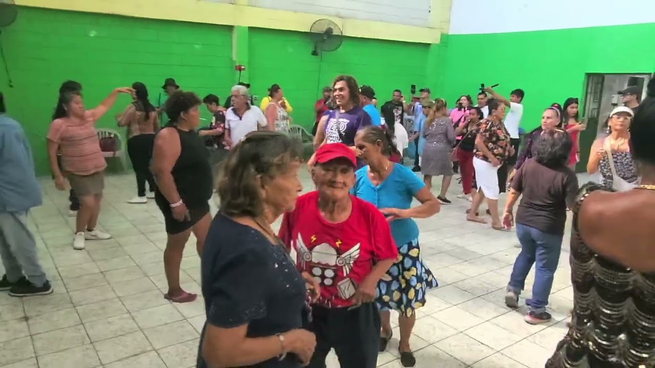 Vanessa llama a otoniel a bailar al escenario 😍😘🤪