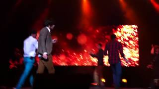 ZAYN PINCHING HARRYS BUM! One Direction 'What Makes You Beautiful' - Melbourne Concert