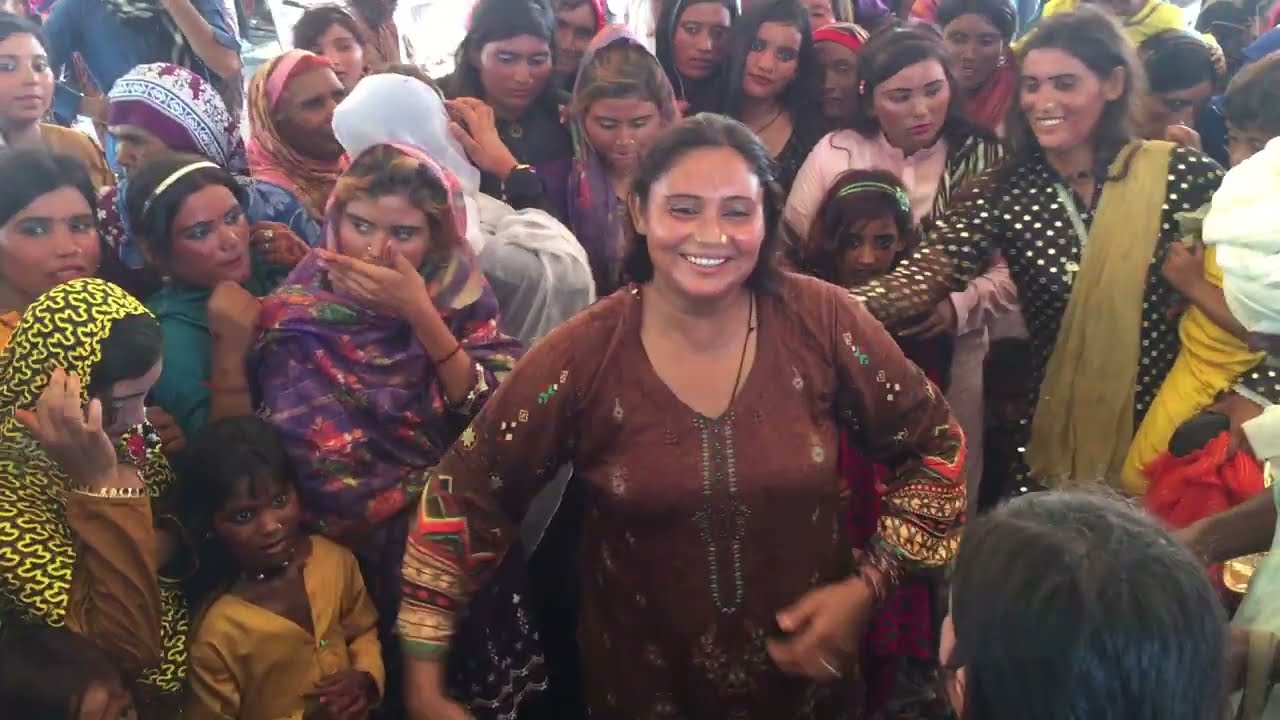 Dhol dance video with girl dance!desi jhumar dhol par!New Saraiki shadi program! desi program jhumar