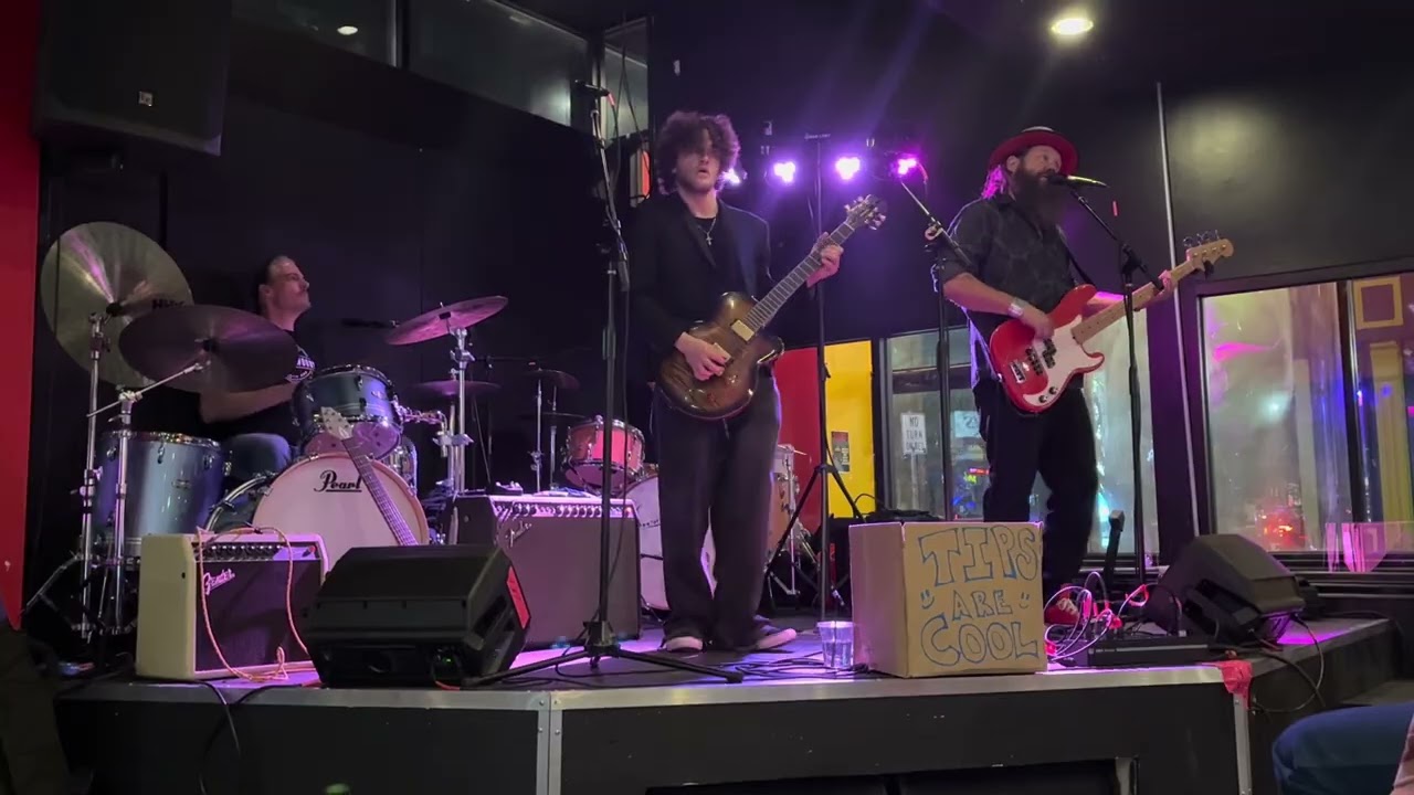 "I Hear You Knockin' / "You Belong to Me" at Bad Brgr