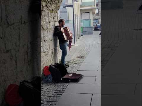 GALWAY 🇮🇪, uma cidade costeira repleta de música no oeste da Irlanda. Assista completo no canal.
