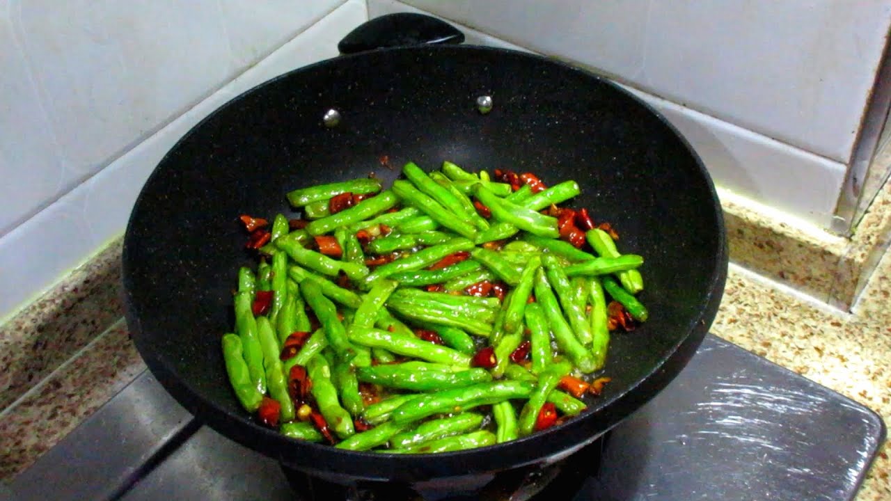 干煸四季豆 - Sichuan dry fried green beans - Chinese cooking videos | Aaron Sawich