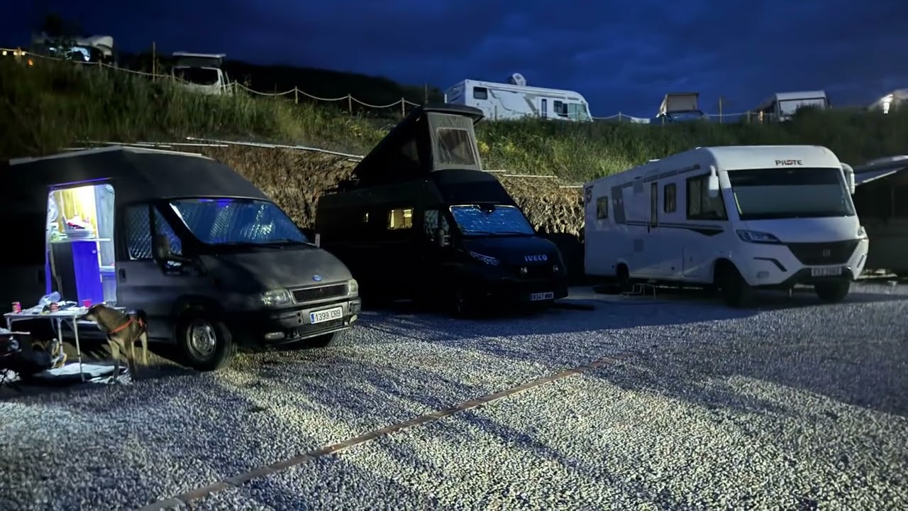 Overzicht Camper Area Milucar in Torrox in de avond