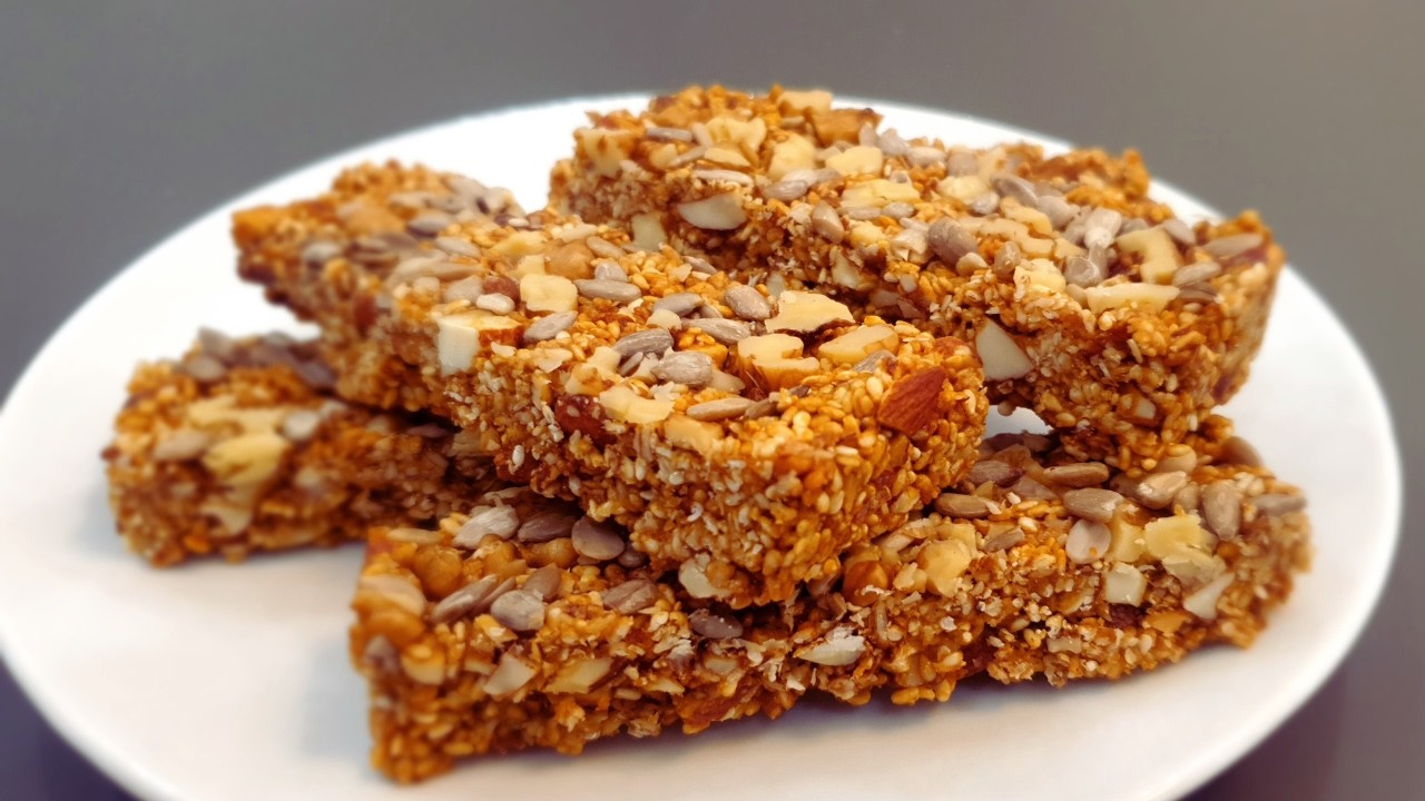 The Best Homemade Protein Bar Recipe Ever! Clean Eating Energy Bars You’ll Love!
