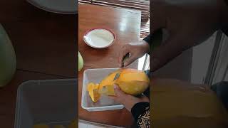 Kupas Buah Mangga Kiojay