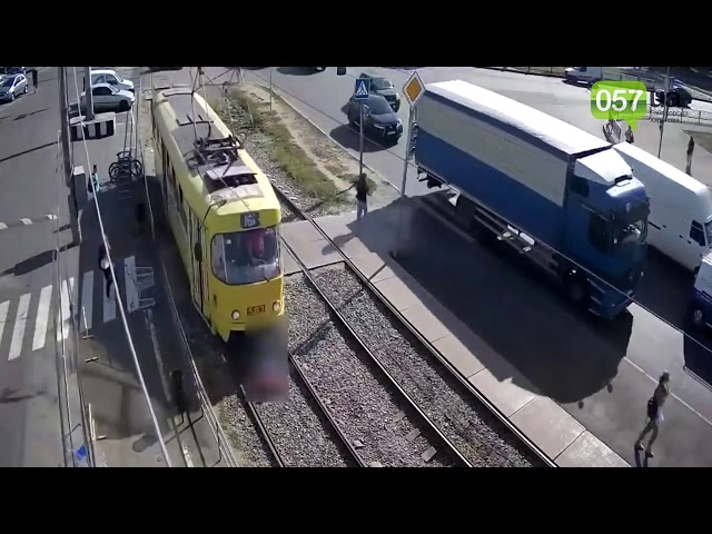 Cruza la calle distraída mirando su móvil y es atropellada por un tranvía