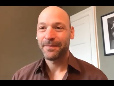 Video: Corey Stoll netto waarde: Wiki, Getroud, Familie, Trou, Salaris, Broers en susters