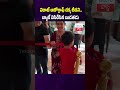 విరాట్ ఆటోగ్రాఫ్ దక్క లేదని.. బ్యాట్ విసిరేసిన బుడతడు#Virat #FanMoment #EmotionalKid #viratkohli