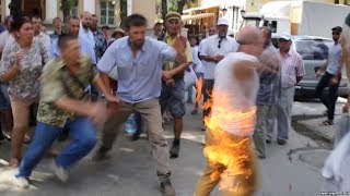 В Симферополе протестующий пытался совершить самосожжение  / Новости