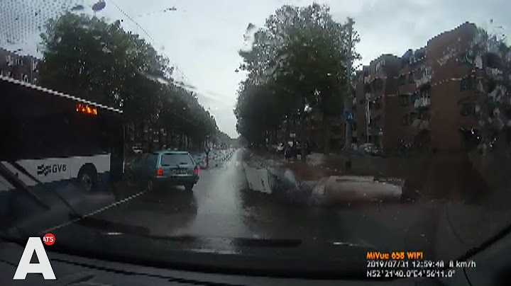 Botsing auto met GVB-bus gefilmd