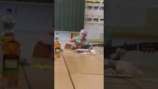 Deutsche Lehrerin singt auf kurdisch Resimi