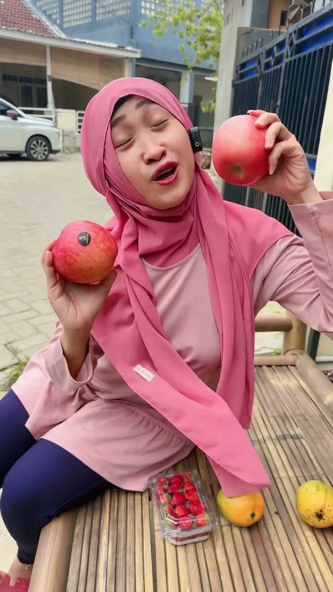 STRAWBERRY MANGGA APEL SORRY GA LEVEL ?
