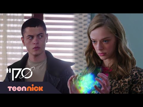 סקיי יוני חוקר את סקיי מתוך פרק 35 טין ניק 