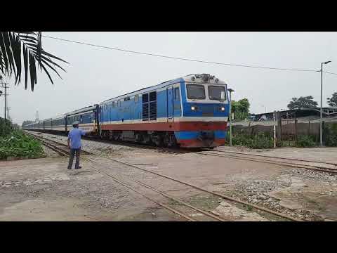 Video D19E-904 kéo tàu 7002 qua cổng Xn đầu máy Yên Viên |... - youtube