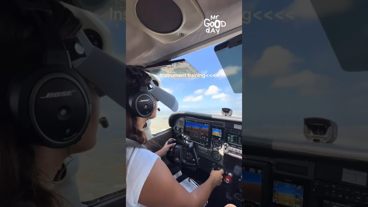 Этот пилот управляет самолетом, не видя шорт.