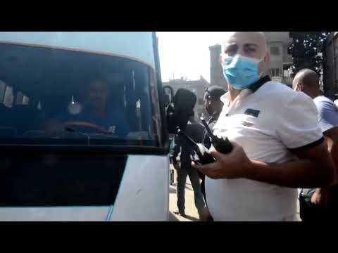 بالفيديو .. محافظ الجيزة يسحب تراخيص سيارات نقل جماعي وسرفيس .. والسبب!!