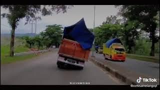 story' wa 30 detik truk bayi tabung oleng parah terbaru truk Sam Renaldi