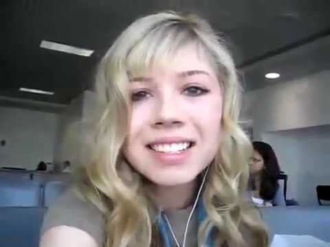 Jennette McCurdy And Nathan Kress in the airport